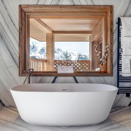 Antares Luna - Luxury Inski Out